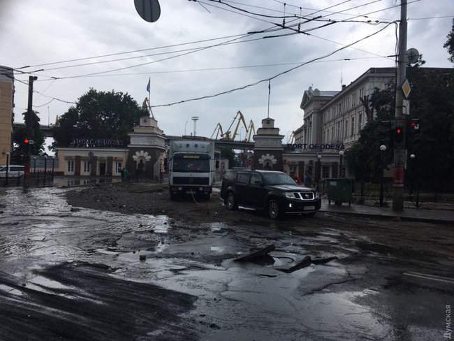 Ночной ураган в Одессе повалил десятки деревьев, оборвал провода, повредил транспорт 10