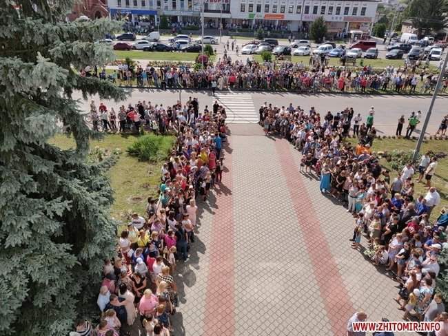 Перед визитом Зеленского в Олевской РГА старый паркет прикрыли новым ковром, несколько сотен людей ждут президента возле здания 04