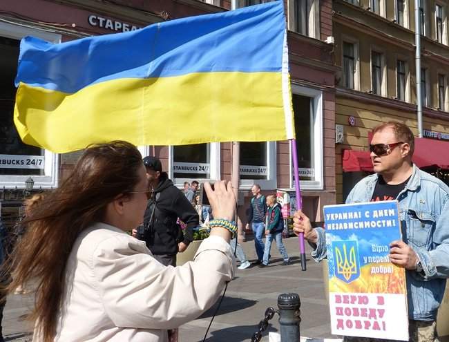 Активиста задержали в Санкт-Петербурге до того, как он начал пикет в поддержку Украины 07