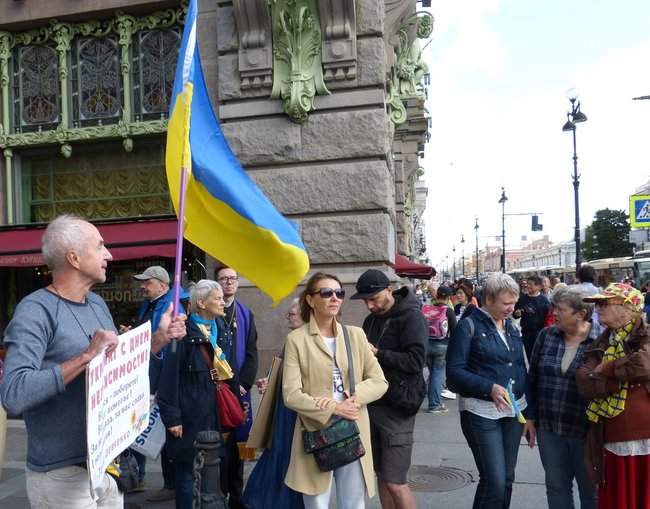 Активиста задержали в Санкт-Петербурге до того, как он начал пикет в поддержку Украины 03