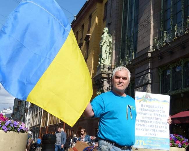 Активиста задержали в Санкт-Петербурге до того, как он начал пикет в поддержку Украины 12