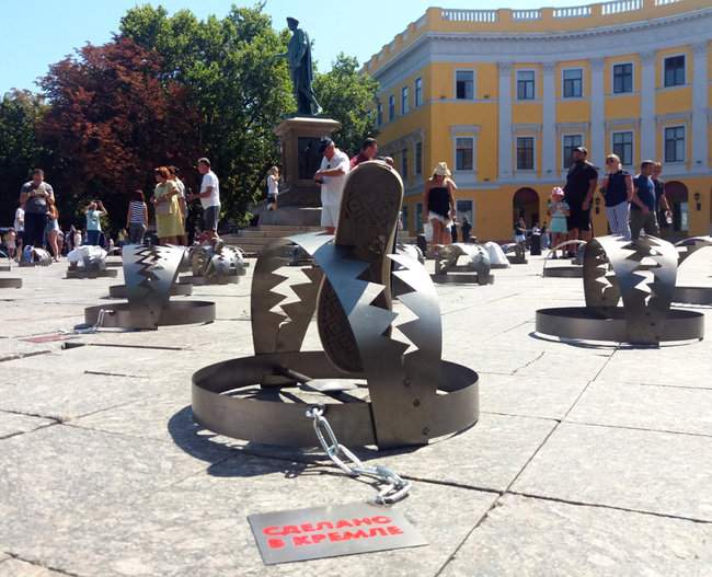 Правозащитники установили 121 капкан на Приморском бульваре в Одессе в поддержку узников Кремля 01