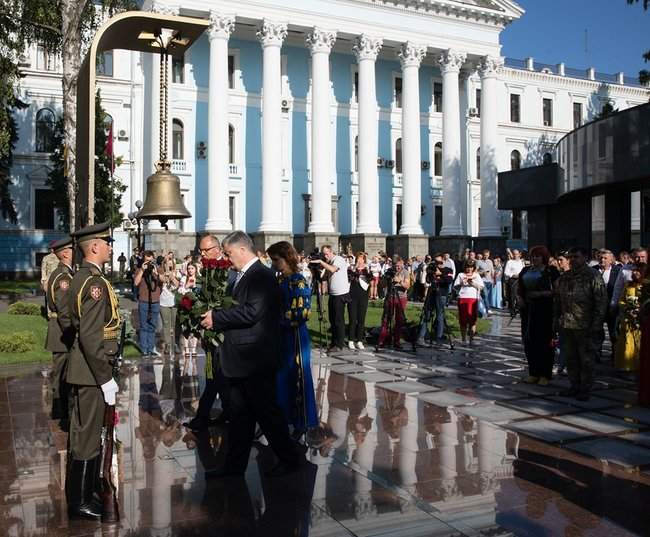 Кравчук, Кучма и Ющенко посетили официальное шествие. Порошенко был на памятных мероприятиях в Минобороны 03