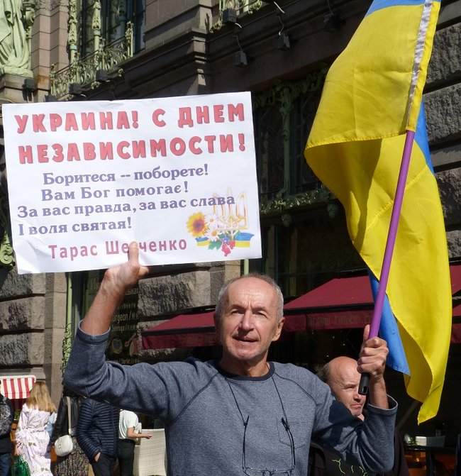Активиста задержали в Санкт-Петербурге до того, как он начал пикет в поддержку Украины 28