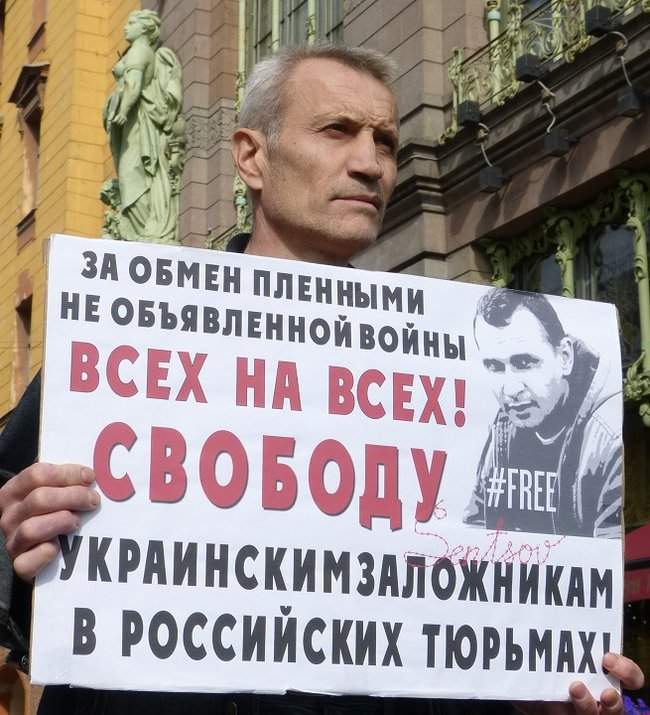 Активиста задержали в Санкт-Петербурге до того, как он начал пикет в поддержку Украины 19