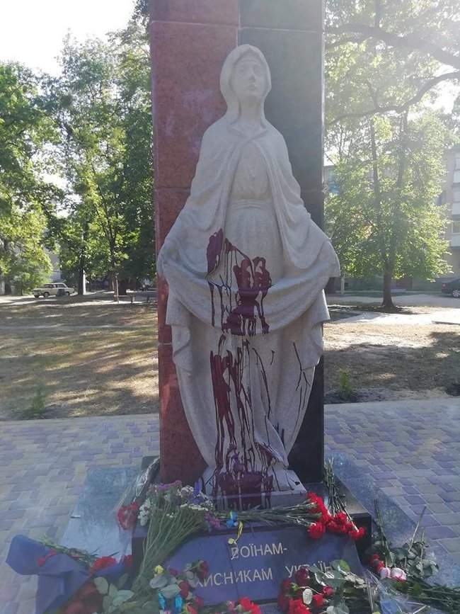 Мемориал погибшим воинам АТО осквернили на Житомирщине 01