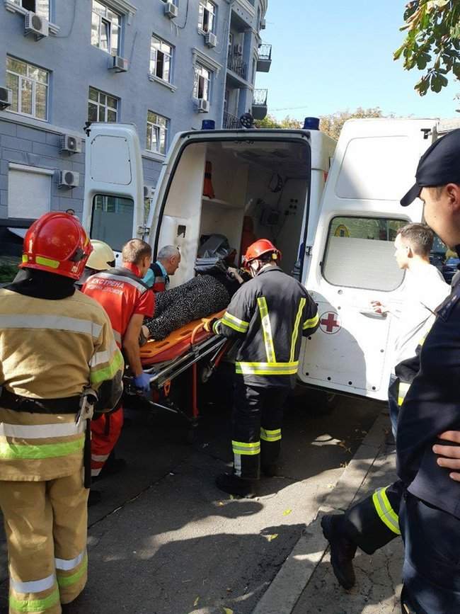 На женщину упало дерево в Печерском районе Киева, - ГСЧС 04