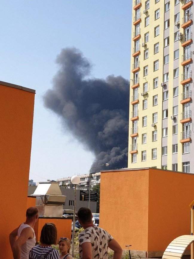 Пожар в столичной новостройке: небо заволокло черным дымом 03