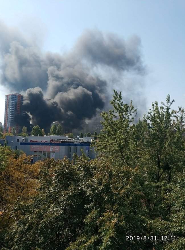 Пожар в столичной новостройке: небо заволокло черным дымом 05