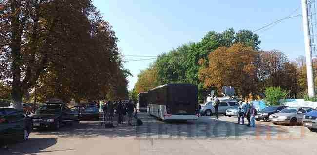 К военному аэродрому в Борисполе приехали пустые автобусы и скорая 01