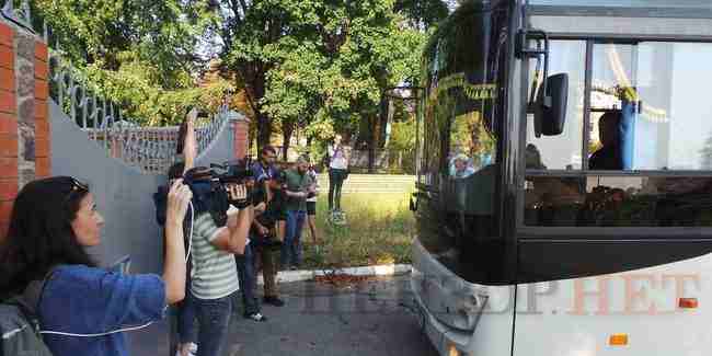 К военному аэродрому в Борисполе приехали пустые автобусы и скорая 03