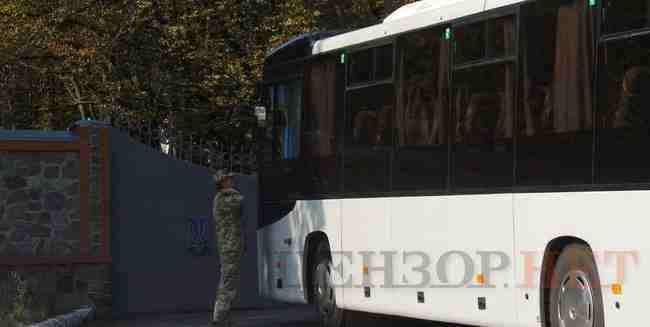 К военному аэродрому в Борисполе приехали пустые автобусы и скорая 05