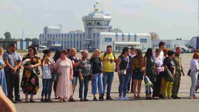 Родственники, журналисты, Зеленский, Баканов, Аваков: В Борисполе ждут самолета с украинцами 04