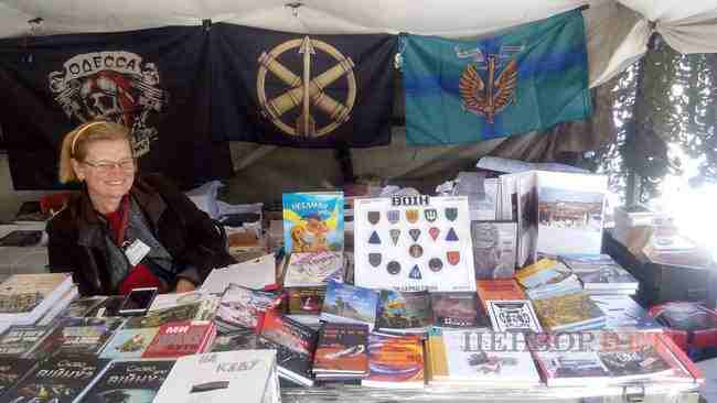 На Книжном форуме воины и волонтеры представляют свои книги в Ветеранской палатке 05