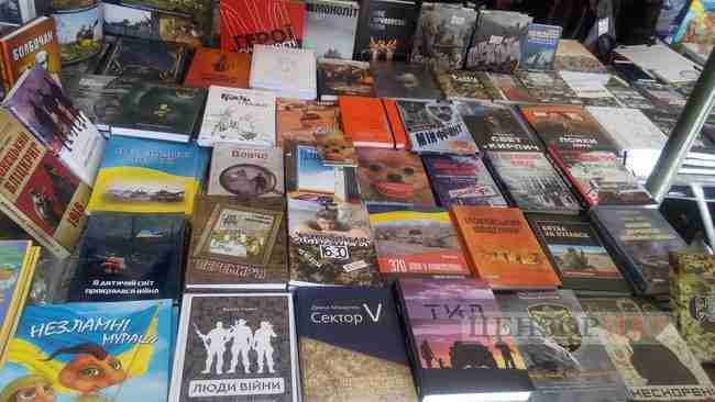 На Книжном форуме воины и волонтеры представляют свои книги в Ветеранской палатке 07