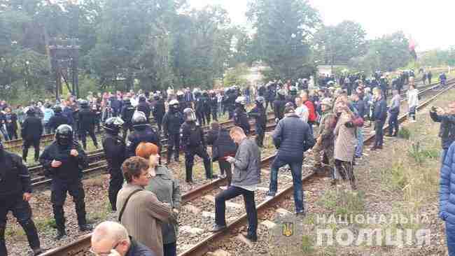 Полиция разблокировала вагоны с российским углем на Львовщине, задержаны 28 человек, пострадали 8 полицейских 01