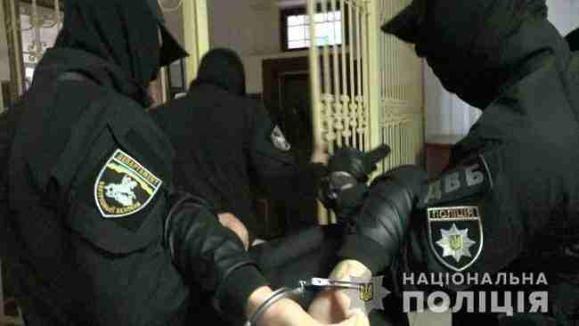 Масштабная спецоперация полиции в Закарпатье - 600 спецназовцев прибыли на самолете и проводят многочисленные обыски, в том числе в органах власти 02