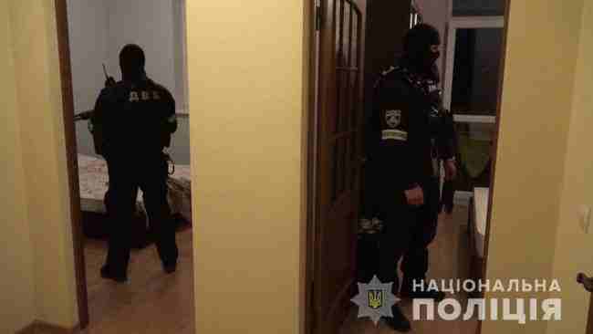 Масштабная спецоперация полиции в Закарпатье - 600 спецназовцев прибыли на самолете и проводят многочисленные обыски, в том числе в органах власти 03