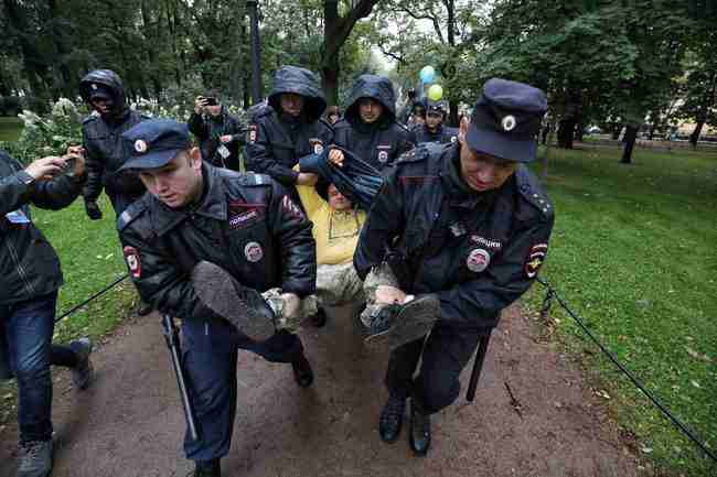 Троих участников акции в поддержку мира и Украины задержали в Петербурге 02