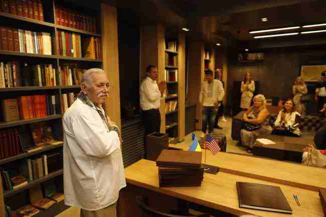Библиотеку украинской диаспоры им. Маккейна открыли в Днепре 09