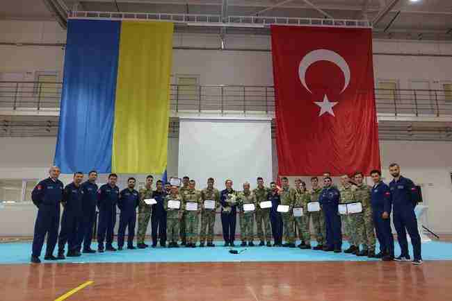 Украинские военнослужащие получили сертификаты на эксплуатацию турецких беспилотников Bayraktar TB2 03