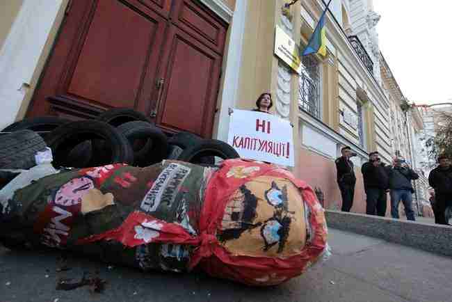 Непокаране зло повертається, - в Харькове протестовали против обмена обвиняемых в теракте возле Дворца спорта 01