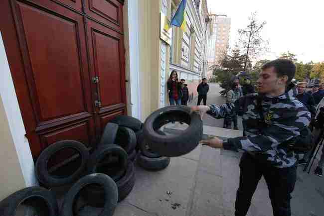 Непокаране зло повертається, - в Харькове протестовали против обмена обвиняемых в теракте возле Дворца спорта 02