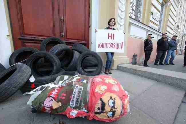 Непокаране зло повертається, - в Харькове протестовали против обмена обвиняемых в теракте возле Дворца спорта 03