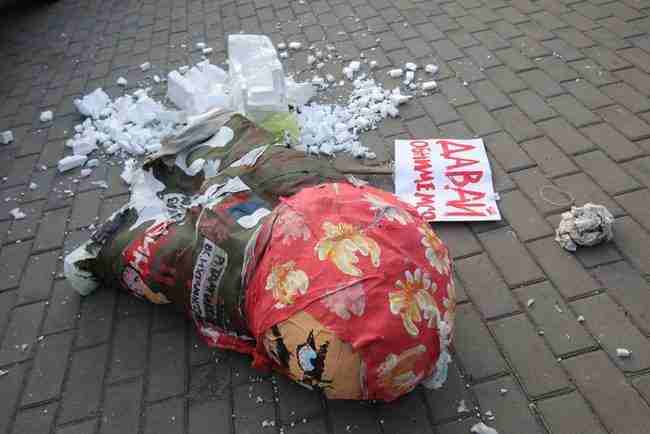 Непокаране зло повертається, - в Харькове протестовали против обмена обвиняемых в теракте возле Дворца спорта 05