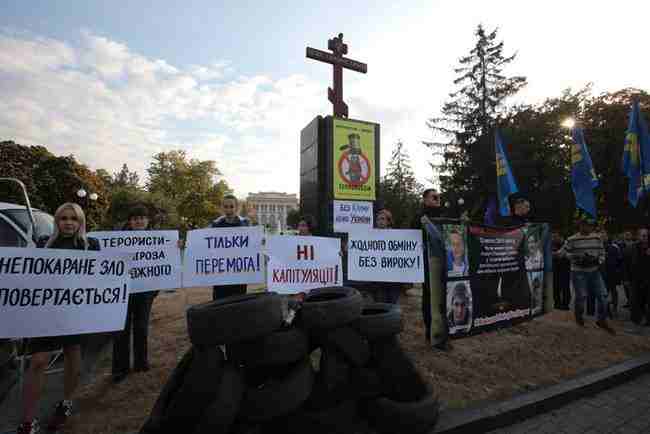 Непокаране зло повертається, - в Харькове протестовали против обмена обвиняемых в теракте возле Дворца спорта 07