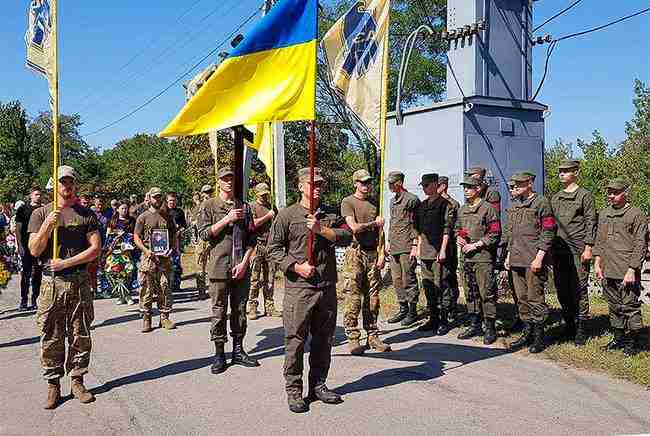 С погибшим от пули снайпера террористов 26-летним украинским воином и парамедиком Эдуардом Шаховым простились на Херсонщине 02