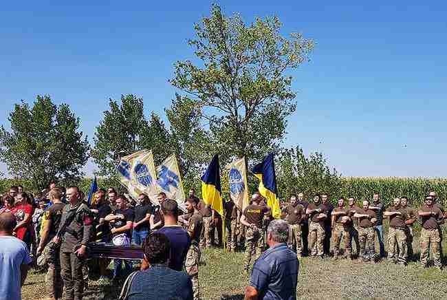 С погибшим от пули снайпера террористов 26-летним украинским воином и парамедиком Эдуардом Шаховым простились на Херсонщине 03