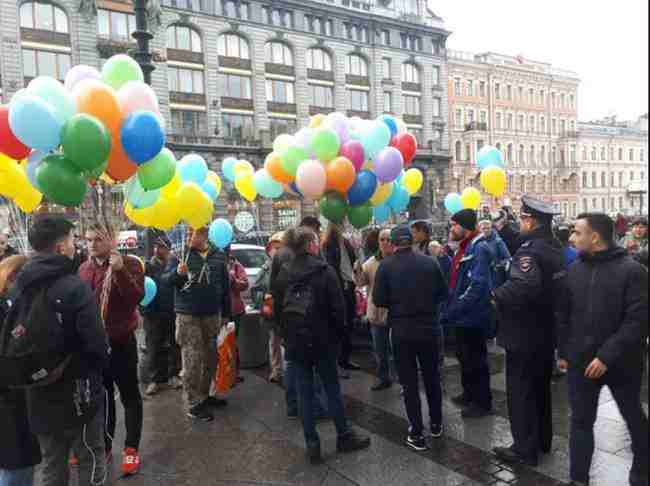 Троих участников акции в поддержку мира и Украины задержали в Петербурге 01