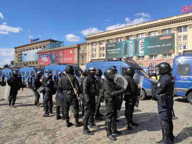 Первый Марш равенства в Харькове: 2 тысячи участников, 2,5 тысячи полицейских, стычки с праворадикалами и два пострадавших 04