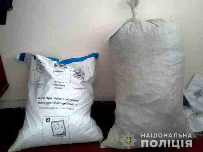 Полицейские пришли с обыском из-за оружия и изъяли 37 килограммов янтаря-сырца на Ривненщине 05
