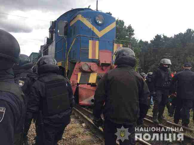 Полиция разблокировала вагоны с российским углем на Львовщине, задержаны 28 человек, пострадали 8 полицейских 04