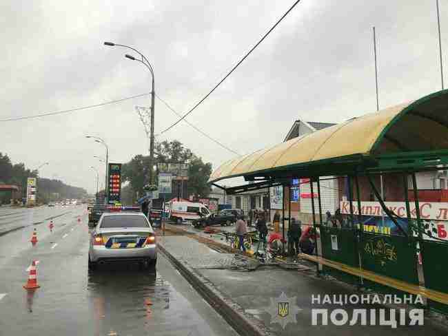 Сотрудник полиции охраны на евробляхе врезался в остановку транспорта на Киевщине, погибла женщина 01