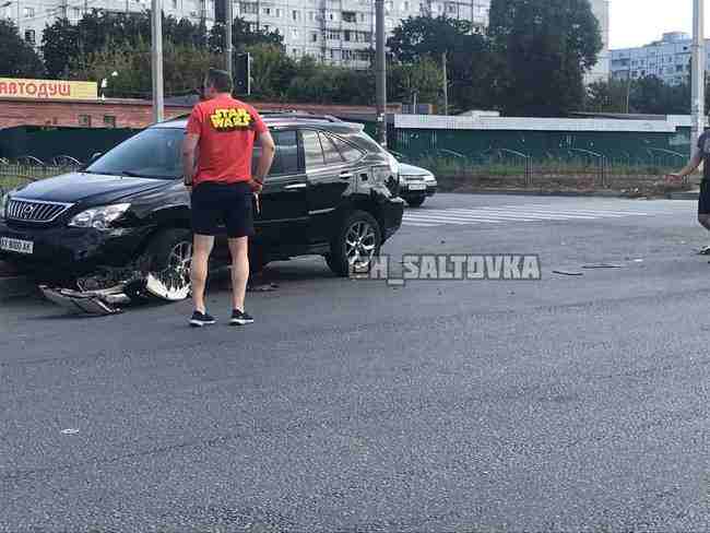Lexus и патрульный Prius столкнулись в Харькове: два человека госпитализированы 03