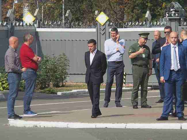 Родственники, журналисты, Зеленский, Баканов, Аваков: В Борисполе ждут самолета с украинцами 11