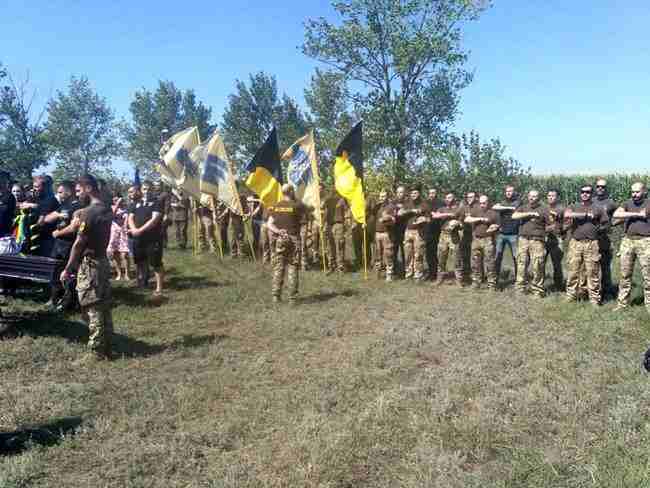 С погибшим от пули снайпера террористов 26-летним украинским воином и парамедиком Эдуардом Шаховым простились на Херсонщине 05