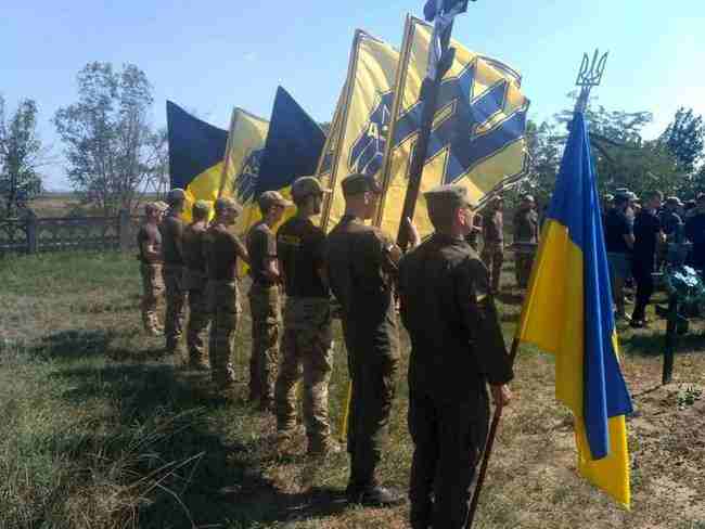 С погибшим от пули снайпера террористов 26-летним украинским воином и парамедиком Эдуардом Шаховым простились на Херсонщине 06