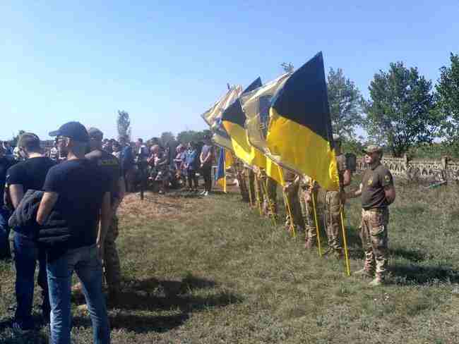 С погибшим от пули снайпера террористов 26-летним украинским воином и парамедиком Эдуардом Шаховым простились на Херсонщине 11