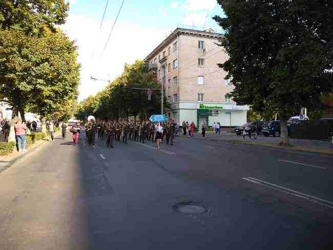 Военные духовые оркестры ВСУ прошлись парадом в Житомире 02