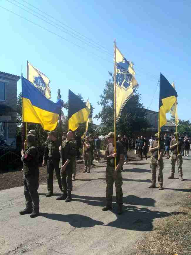 С погибшим от пули снайпера террористов 26-летним украинским воином и парамедиком Эдуардом Шаховым простились на Херсонщине 08