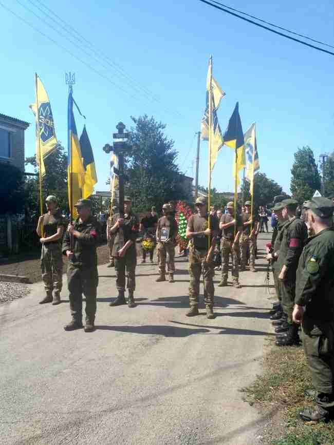 С погибшим от пули снайпера террористов 26-летним украинским воином и парамедиком Эдуардом Шаховым простились на Херсонщине 10