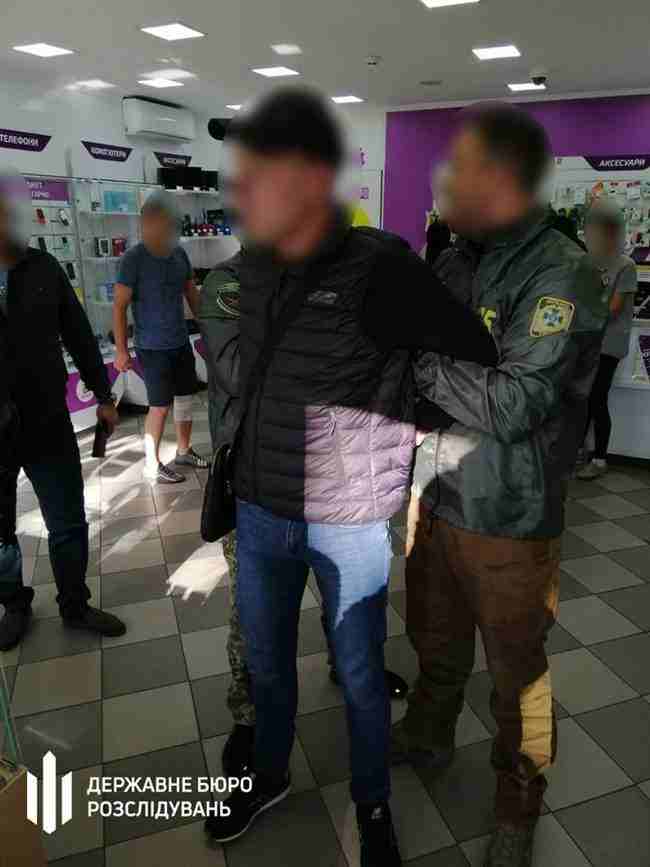 Пограничники способствовали контрабанде табачных изделий в Румынию: их разоблачило ГБР 01