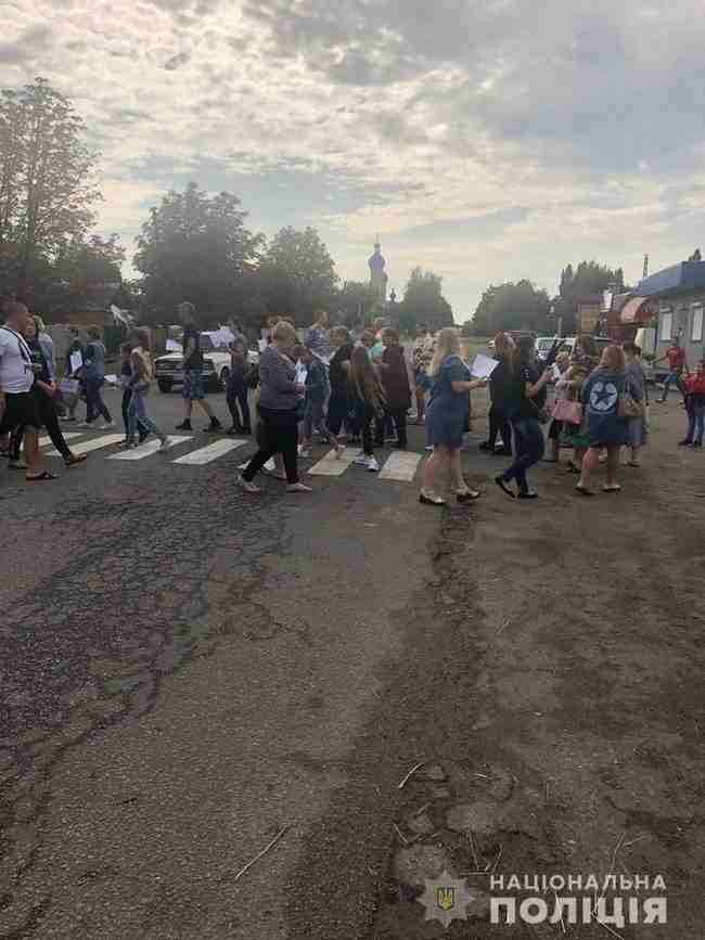 Сотрудники двух школ на Харьковщине перекрыли движение в знак протеста против закрытия их учебных заведений, - полиция 01