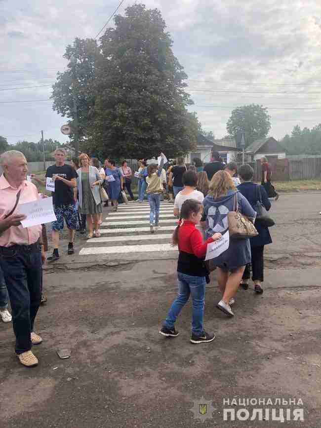 Сотрудники двух школ на Харьковщине перекрыли движение в знак протеста против закрытия их учебных заведений, - полиция 02