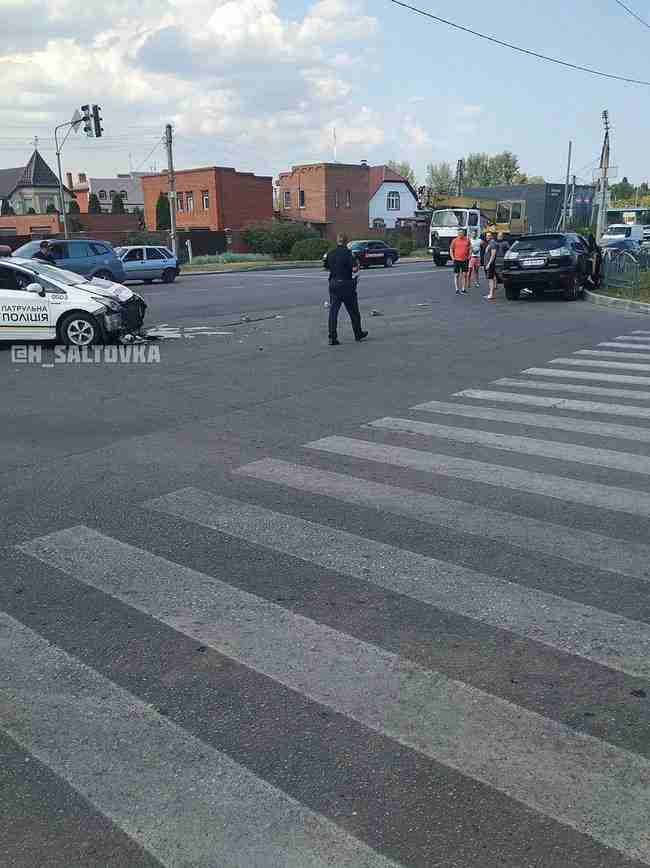 Lexus и патрульный Prius столкнулись в Харькове: два человека госпитализированы 02