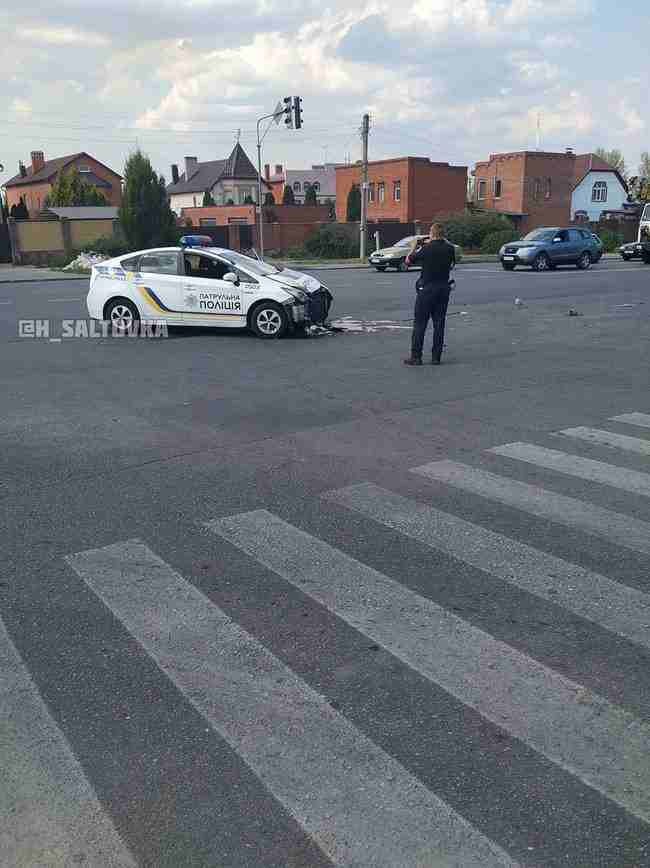 Lexus и патрульный Prius столкнулись в Харькове: два человека госпитализированы 01